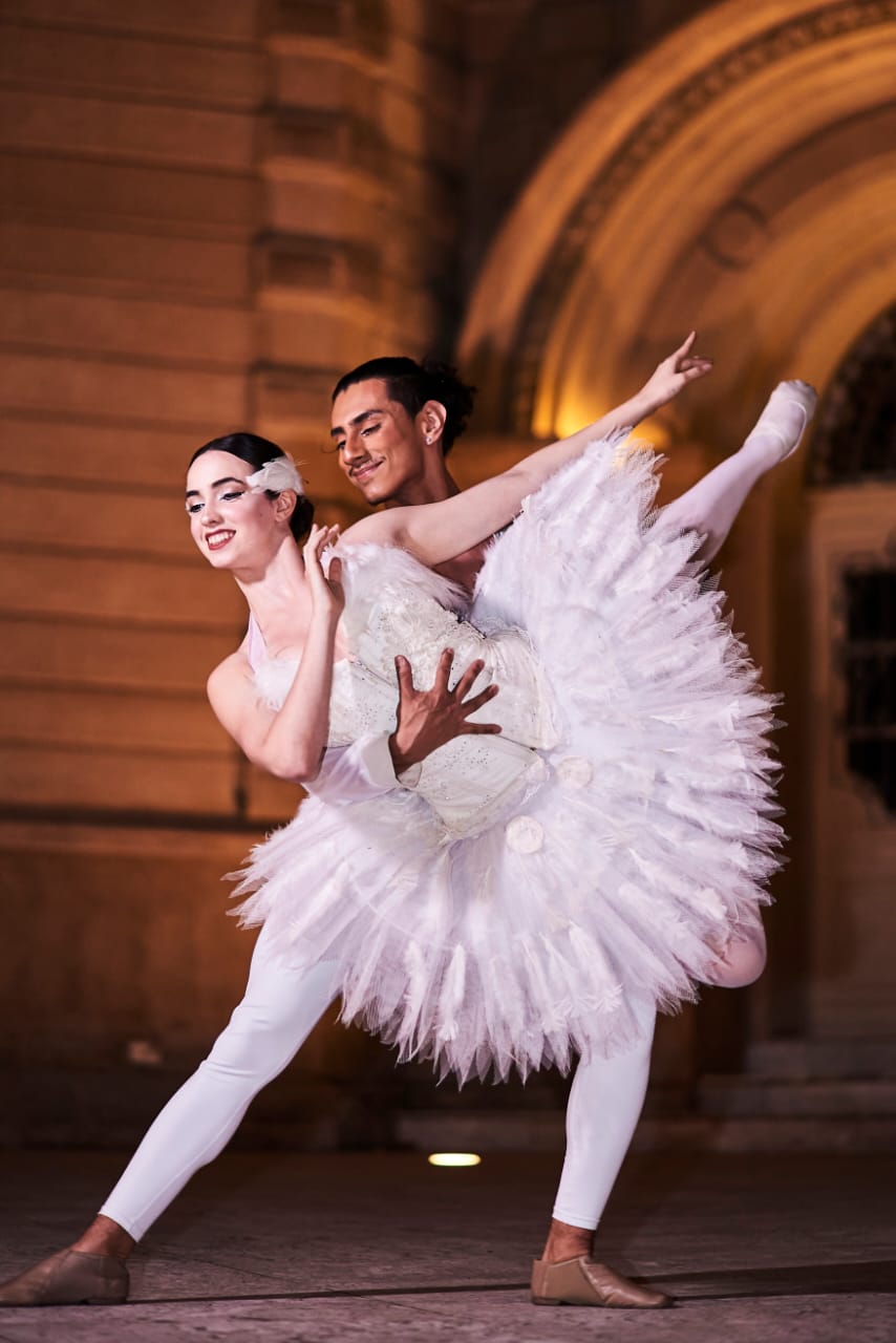 Dupla de bailarinos em pose clássica de balé com tutu branco